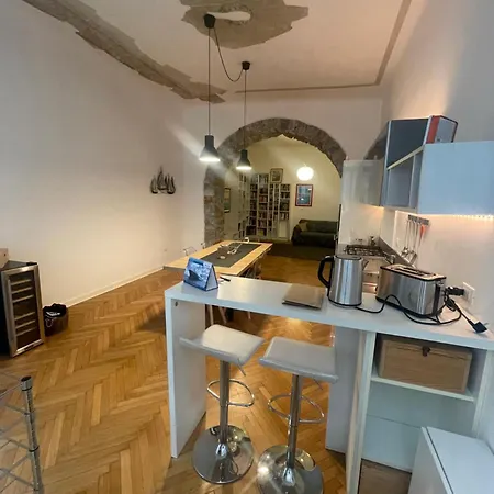 Apartment House 1826 In The Marine Heart Of *